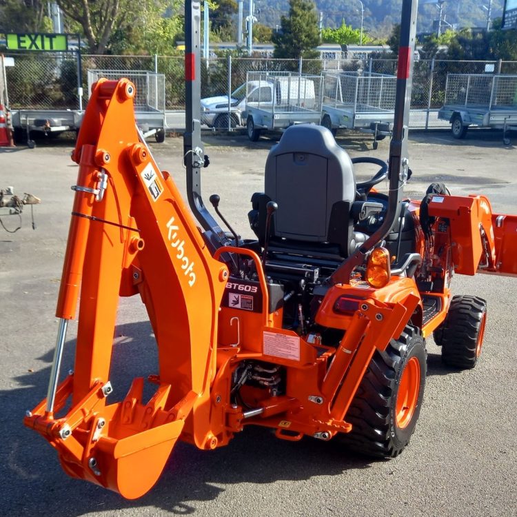 Kubota Front End Loader / Backhoe - Image 2